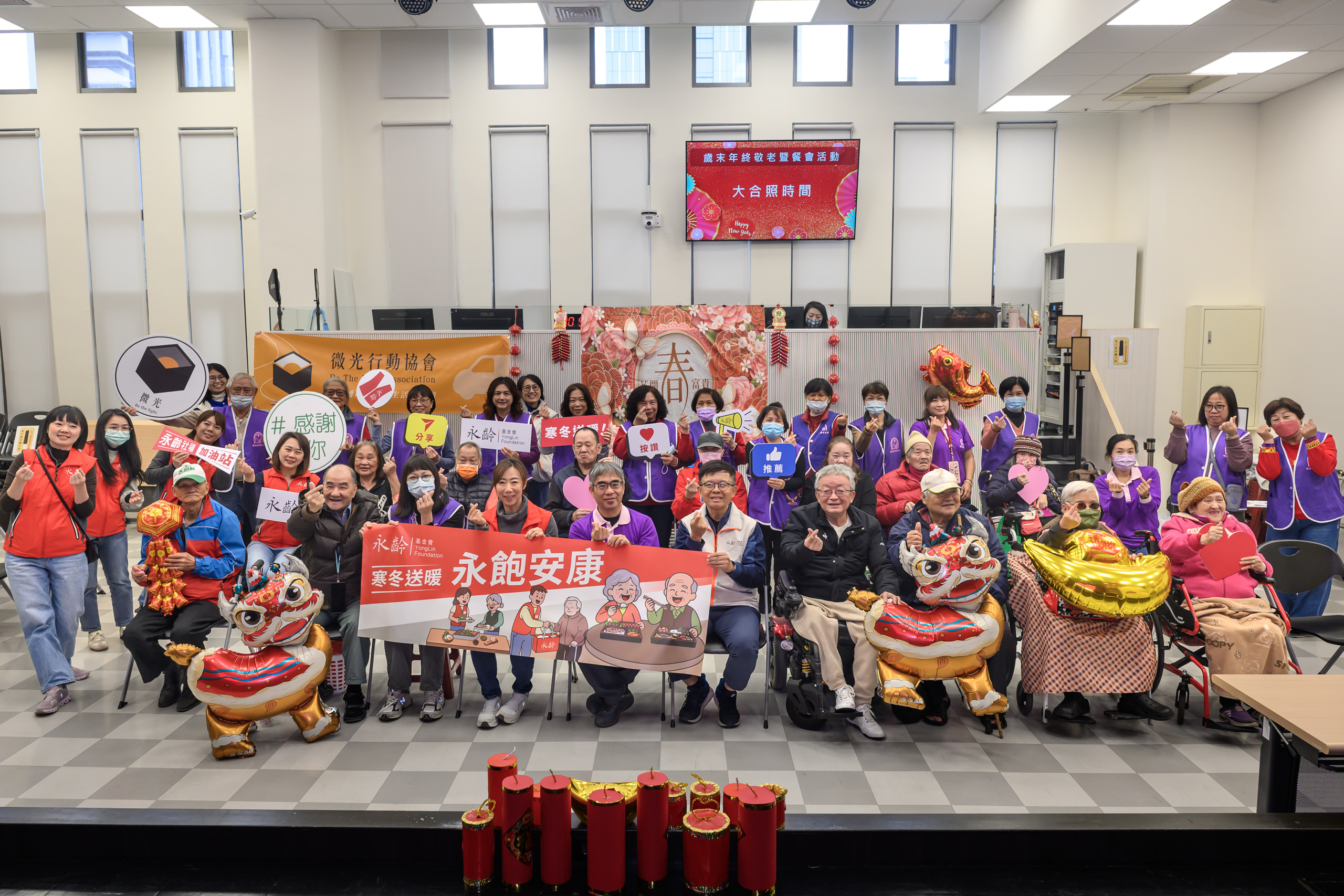 微光行動接送長者參加共餐.